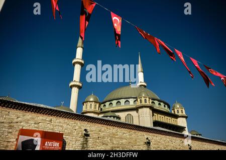 Piazza Taksim coperta da molte bandiere turche e moschea di taksim quasi finito. Poster Ataturk e il suo nome in foto con moschea e minareto Foto Stock