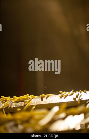 Linea di produzione di una fabbrica di patate. Patatine fritte - fast food. Foto Stock