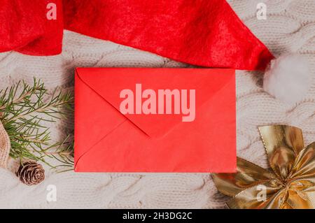 Cappello Babbo Natale, ramo albero di Natale e biglietto d'auguri su sfondo leggero lavorato a maglia e copia carta di Natale space.Merry Foto Stock