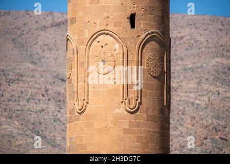 Una parte di un bel minareto antico costruito in pietra marrone nella città di Hasankeyf in Turchia Foto Stock