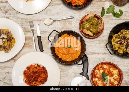 Set di piatti tipici italiani di pasta con pomodoro, gnocchi, pasta con tartufo, farina di grano e basilico Foto Stock