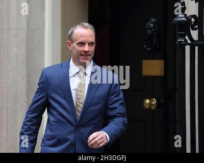 Il vice primo ministro Dominic Raab lascia Downing Street n. 10 dopo una riunione del gabinetto, Westminster, Londra, Regno Unito Foto Stock