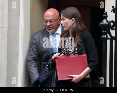 Il Segretario per l'istruzione Nadhim Zahawi e il Ministro per l'istruzione superiore e l'istruzione superiore Michelle Donelan lasciano Downing Street n. 10 dopo una riunione del Gabinetto, Westminster, Londra, Regno Unito Foto Stock