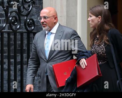 Il Segretario per l'istruzione Nadhim Zahawi e il Ministro per l'istruzione superiore e l'istruzione superiore Michelle Donelan lasciano Downing Street n. 10 dopo una riunione del Gabinetto, Westminster, Londra, Regno Unito Foto Stock