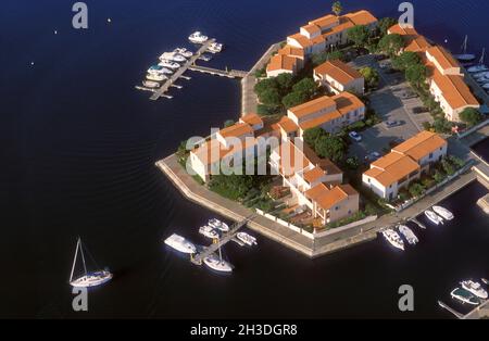 FRANCIA. PYRENEES-ORIENTALES (66) VEDUTA AEREA DEI CAPELLANI (LAGUNA ARTIFICIALE A SUD DI SAINT-CYPRIEN) Foto Stock