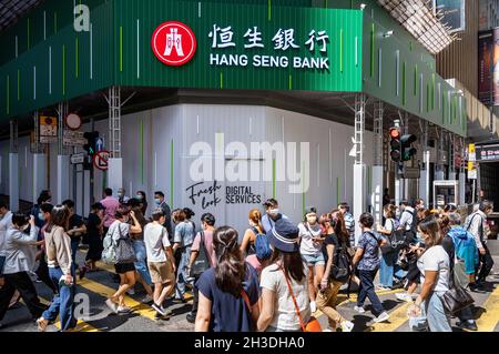 Hong Kong, Cina. 06 ottobre 2021. I pedoni sono visibili attraversando la strada di fronte alla filiale della Hang Seng Bank a Hong Kong. Credit: SOPA Images Limited/Alamy Live News Foto Stock