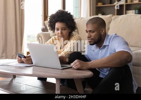 Concentrato giovane coppia afro-americana che gestisce la coppia. Foto Stock