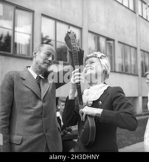 Interesse cinematografico negli anni '40. Un uomo e una donna stanno guardando ciò che è sul film roll. Il formato è film da 35 mm per filmatura proffessionale e fino a 1952 il film è stato realizzato con nitrato. Kristoffersson Rif AC121-3. Svezia 1947 Foto Stock