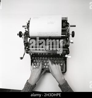 La macchina da scrivere. Qui una variante manuale, non elettrica. I tasti di ogni lettera sono collegati ad un braccio, e quando premuto colpisce il foglio di carta con un nastro di carbonio tra, rendendo la lettera stampata nera. Ogni movimento è stato fatto a mano come per esempio facendo una nuova fila. Quando si raggiunge la fine della fila, è stato sentito un paramento per informare che si poteva solo digitare alcune lettere in più. Svezia 1971. Foto Kristoffersson ED44-3 Foto Stock