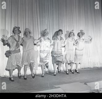 rifacimento anni '1920. Un gruppo di donne in un teatro posa sul palco con abiti tipici degli anni '1920 e cappelli di abbigliamento. Stanno ballando la tipica danza Charleston degli anni '1920. Svezia Photo Kristoffersson Rif BB5-5. Svezia 1950 Foto Stock