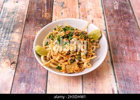 pad thai noodles o noodles, salsa di soia, germogli di fagioli, uova, tofu, aglio, zucchero e sale con arachidi, lime e coriandolo Foto Stock