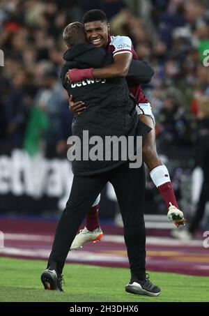 Londra, Inghilterra, 27 ottobre 2021. Ben Johnson of West Ham United festeggia con il primo allenatore di squadra Kevin Nolan durante la partita della Carabao Cup al London Stadium di Londra. Il credito d'immagine dovrebbe leggere: Paul Terry / Sportimage Foto Stock