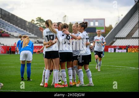 Jubilation GER a goalschuetzin Jule MARCHIO (GER/Nr.19) dopo il gol a 4: 0, da destra Felicitas RAUCH (GER). Sophia KLEINHERNE (GER). Melanie LEUPOLZ (GER). Laura FREIGANG (GER), JULE BRAND (GER) Soccer Laenderspiel Women, World Cup qualification, Germania (GER) - Israele (ISR) 7: 0, il 26 ottobre 2021 ad Essen/Germania. Â Foto Stock