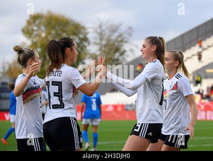 Jubilation Jule BRAND (GER) dopo il suo obiettivo a 1: 0, da sinistra a destra Svenja HUTH (GER), Sara DAEBRITZ (DÃ britz, GER), Jule BRAND (GER), Laura FREIGANG (GER), Calcio donne Laenderspiel, qualificazione Coppa del mondo, Germania (GER) - Israele (ISR), il 26 ottobre 2021 ad Essen/Germania. Â Foto Stock