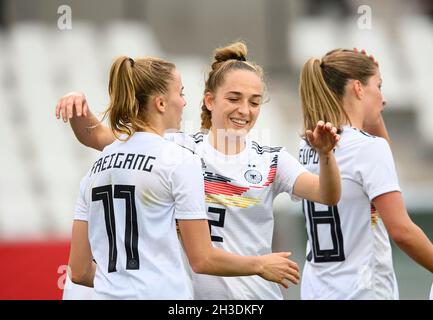 Giubilo Laura FREIGANG l. (GER) dopo il suo obiettivo a 3: 0, con Sophia KLEINHERNE (GER). Calcio donne Laenderspiel, qualificazione Coppa del mondo, Germania (GER) - Israele (ISR), il 26 ottobre 2021 ad Essen/Germania. Â Foto Stock