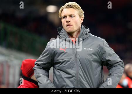 Simon Kjaer dell'AC Milan guarda avanti durante la serie Una partita tra AC Milan e Torino FC . Foto Stock