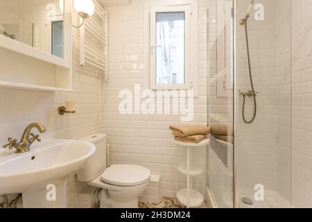 Elegante piccolo bagno interno con doccia e wc. Foto Stock