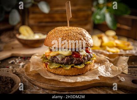 Deliziosi hamburger alla griglia. Fast food e cibo spazzatura concetto Foto Stock