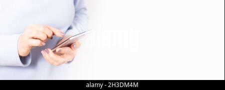 Mani anziane che tengono il telefono cellulare. Banner. Foto Stock