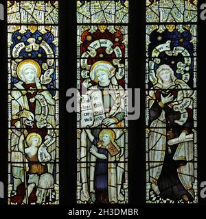 Una vetrata di C e Kempe & Co. Saints Anne, Elizabeth e Anna la profetessa, St Andrew's Church, Denton, Lincolnshire Foto Stock