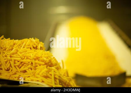 Linea di produzione di una fabbrica di patate. Patatine fritte - fast food. Foto Stock