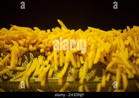 Linea di produzione di una fabbrica di patate. Patatine fritte - fast food. Foto Stock