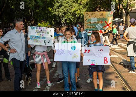 Milano, Italia. 28 ottobre 2021. Il 2 ottobre 2021 in occasione del COP giovani e del Pre COP 26 6000 persone si sono unite un venerdì per il futuro sciopero scolastico a Milano. Hanno protestato per mostrare un chiaro messaggio per il clima e la tutela dell'ambiente, per l'accordo di Parigi e per l'obiettivo dei 1.5 gradi, e per fare pressione sui politici. (Foto di Alexander Pohl/Sipa USA) Credit: Sipa USA/Alamy Live News Foto Stock