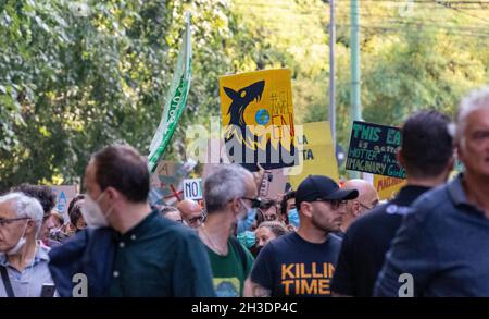 Milano, Italia. 28 ottobre 2021. Segno contro ENI. Il 2 ottobre 2021 in occasione del COP giovani e del Pre COP 26 6000 persone si sono unite un venerdì per il futuro sciopero scolastico a Milano. Hanno protestato per mostrare un chiaro messaggio per il clima e la tutela dell'ambiente, per l'accordo di Parigi e per l'obiettivo dei 1.5 gradi, e per fare pressione sui politici. (Foto di Alexander Pohl/Sipa USA) Credit: Sipa USA/Alamy Live News Foto Stock