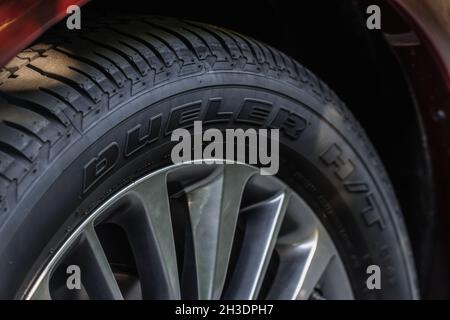 MOSCA, RUSSIA - 20 GIUGNO 2021 il logo del modello Bridgestone Dueler si trova sul fianco del nuovo pneumatico. Il dettaglio di un nuovissimo pneumatico Bridgestone. Foto Stock