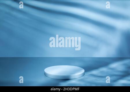 podio circolare su sfondo blu scena acqua onde ombre Foto Stock