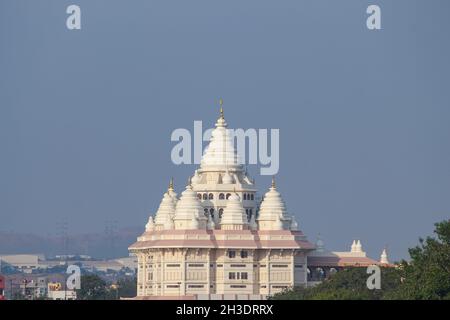 Vista di Sant Tukaram Maharaj Gatha Mandir Tempio in lontananza, Dehu, Pune, Maharashtra, India Foto Stock