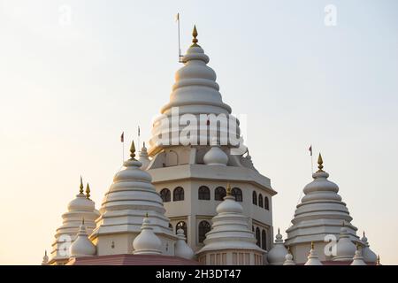 Bella vista del tempio di Sant Tukaram Maharaj Gatha Mandir sullo sfondo del cielo blu Foto Stock