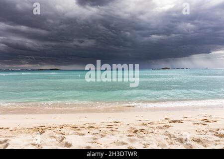 Vista panoramica di una spiaggia in una giornata nuvolosa a Porto Cesareo, Italia Foto Stock