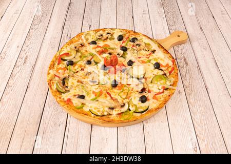 Pizza vegana con formaggio di patate, asparagi bianchi, olive nere, cetrioli a fette e funghi Foto Stock