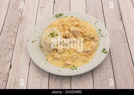 Tradizionale ricetta messicana popolare di pollo stufato di fiore di zucca con riso bianco e prezzemolo tritato Foto Stock