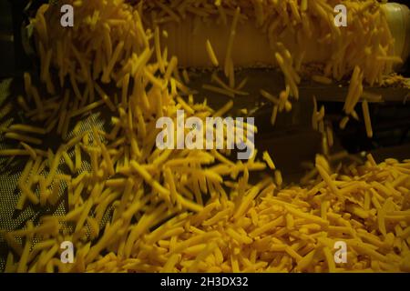 Linea di produzione di una fabbrica di patate. Patatine fritte - fast food. Foto Stock