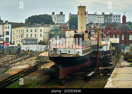 RAMSGATE, REGNO UNITO - 21 ago 2021: La vaporiera a pale Medway Queen sullo scivolo di Ramsgate Royal Harbour, Regno Unito Foto Stock