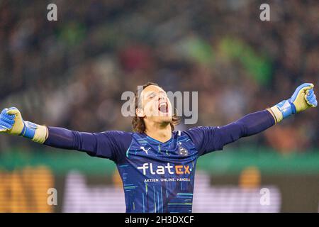 Mönchengladbach, Germania, 27 ottobre 2021, Yann SOMMER, MG 1 celebra 5-0 gol, felice, ridere, celebrazione, nella partita Pokal DFB BORUSSIA Mönchengladbach - FC BAYERN MUENCHEN 5-0 a Mönchengladbach, 27 ottobre 2021 Stagione 2021/2022. München, FCB. © Peter Schatz / Alamy Live News Foto Stock