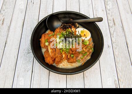 Ramen stufato di pollo con meso, spaghetti, erba cipollina, alghe nori e uova sode Foto Stock