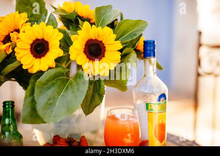 Cocktail Aperol Spritz su un tavolo con girasoli in un ristorante di pizza francese Foto Stock