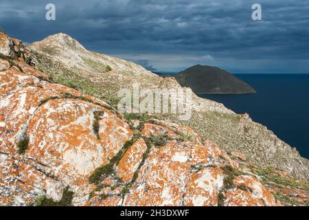 Lichen sulle rocce alla foce del fiume Anga nel lago Baikal. Distretto di Olkhonsky, Irkutsk Oblast, Russia. Foto Stock