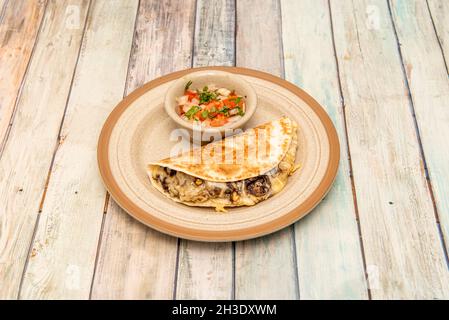 Huitlacoche messicane quesadilla con funghi di mais e formaggio forte fuso e Pico de gallo Foto Stock
