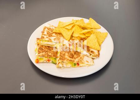 Quesadilla di pollo fritto messicano con verdure e formaggio fuso e patatine di mais Foto Stock