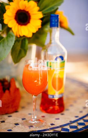 Cocktail Aperol Spritz su un tavolo con girasoli in un ristorante di pizza francese Foto Stock