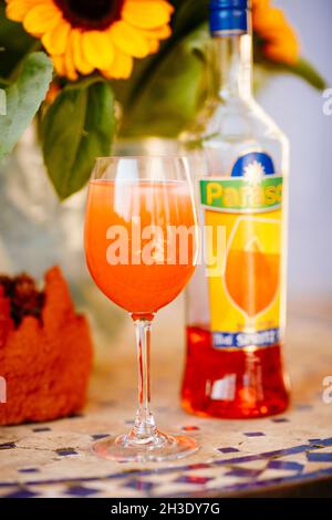 Cocktail Aperol Spritz su un tavolo con girasoli in un ristorante di pizza francese Foto Stock