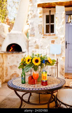 Cocktail Aperol Spritz su un tavolo con girasoli in un ristorante di pizza francese Foto Stock