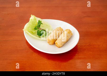 involtini fritti croccanti vietnamiti di gamberi su piatto bianco Foto Stock