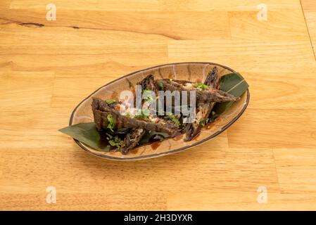 Croccanti involtini vietnamiti di gamberi e gamberi con verdure su foglie di Banana e salsa di soia Foto Stock