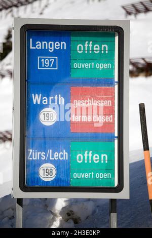 Segnaletica, strade aperte o chiuse nella stazione sciistica di Langen, Warth, Zuers/ Lech, Austria Foto Stock