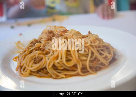 Primo piano di un tradizionale 'paghetti bolognese' in un piatto bianco Foto Stock
